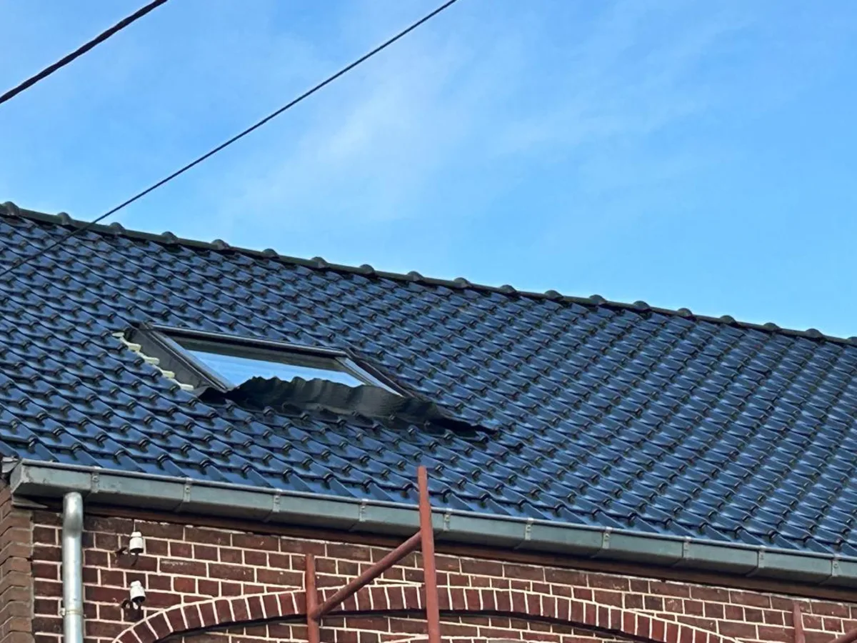 Hetzelfde dak na de werken: nieuwe pannen en een nieuw dakvenster