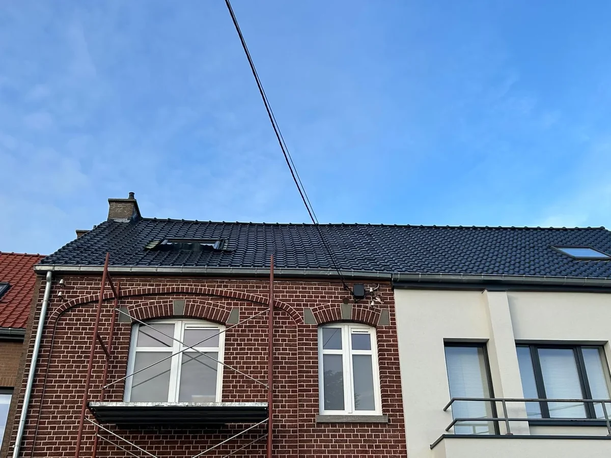 Het dak vanaf de straat — exterieurwerken door BKS Solutions